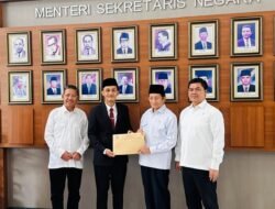 Bersama Menteri Agama, Rektor Abbas Terima Perpres UIN Palopo di Kemensetneg