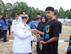 Kartu Lutim Pintar dan Lansia Ibas-Puspa Resmi Dibagikan di HUT ke-80 RI