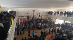 Demo di DPRD Palopo Berakhir Ricuh, Polisi Kena Lemparan Batu