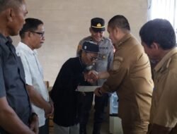 Penantian 33 Tahun Berakhir, Warga Transmigrasi Puncak Indah Malili Terima Sertifikat Tanah