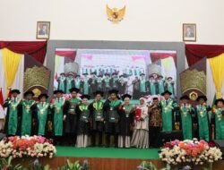 Bahagianya Imam Masjid, Antar Lima Anaknya Diwisuda Sekaligus di UIN Palopo
