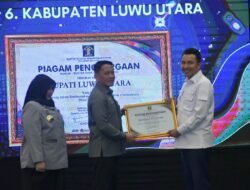 Komitmen Tingkatkan Kesadaran Hukum Masyarakat, Bupati Luwu Utara Terima Penghargaan dari Kemenkum