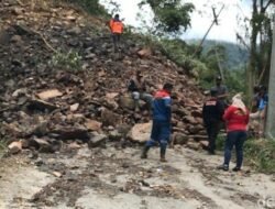 Longsor Kembali Tutup Akses Jalan Poros Kota Palopo-Kecamatan Bastem Utara