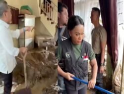 Meskipun tak Janjian, Zulhas dan Anaknya Zita Anjani Kompak Bersihkan Lumpur Banjir